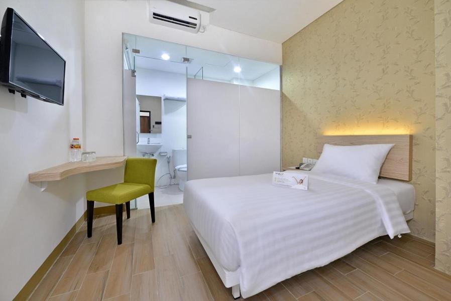 Whiz Hotel Falatehan Jakarta Buitenkant foto